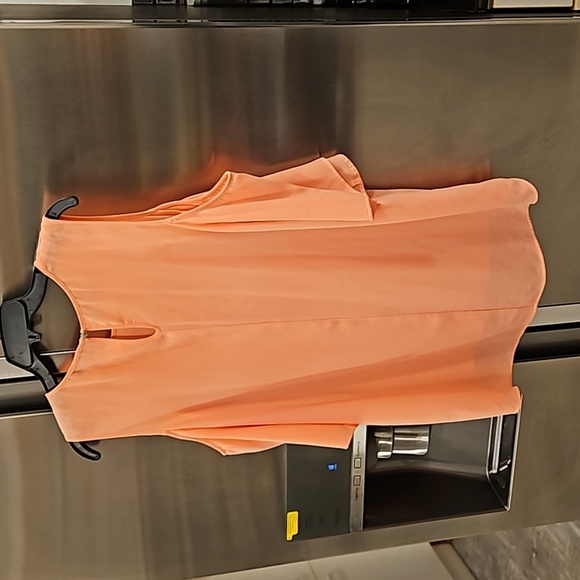 💕VINCE CAMUTO💕 Cold Shoulder Short Sleeve Blouse ~ Salmon Pink Medium M NWOT - Picture 2 of 7